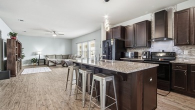 When location is everything! This 3-bed, 2-bath cottage nestled - photo 4