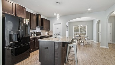 When location is everything! This 3-bed, 2-bath cottage nestled - photo 5