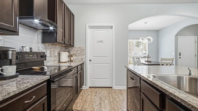 When location is everything! This 3-bed, 2-bath cottage nestled - photo 6