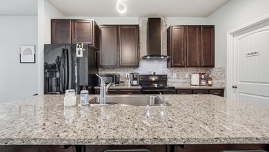 When location is everything! This 3-bed, 2-bath cottage nestled - photo 7