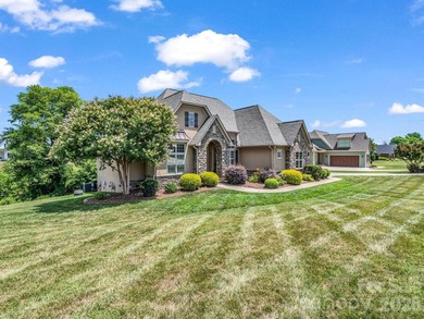 Welcome home to this beautifully maintained stucco and stone - photo 1