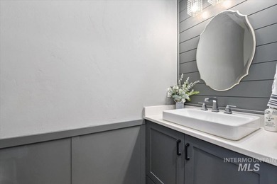 Welcome to this stunning single-level home with a separate - photo 25