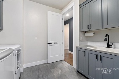 Welcome to this stunning single-level home with a separate - photo 33