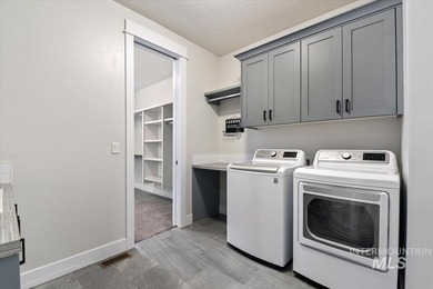 Welcome to this stunning single-level home with a separate - photo 34