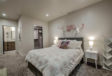 Experience elevated mountain living in this like-new luxury - photo 35