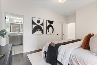 Tucked along a quiet, tree-lined street in the heart of Lakeview - photo 14