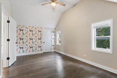 Tucked along a quiet, tree-lined street in the heart of Lakeview - photo 17