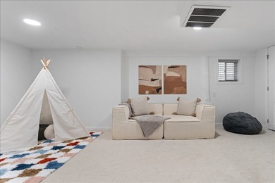 Tucked along a quiet, tree-lined street in the heart of Lakeview - photo 25