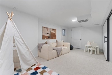 Tucked along a quiet, tree-lined street in the heart of Lakeview - photo 26