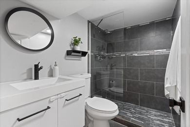 Tucked along a quiet, tree-lined street in the heart of Lakeview - photo 27