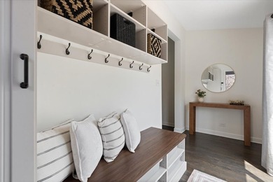 Tucked along a quiet, tree-lined street in the heart of Lakeview - photo 29