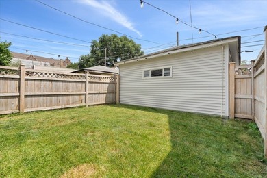 Tucked along a quiet, tree-lined street in the heart of Lakeview - photo 31