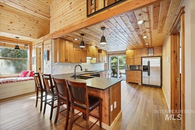 MOUNTAIN LIVING AT ITS BEST! Nestled on a beautifully wooded 1 - photo 2