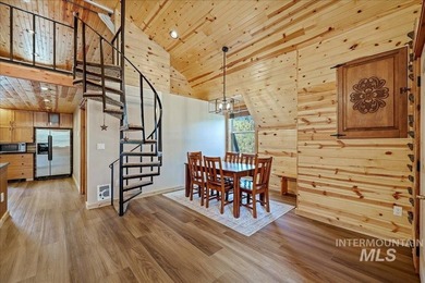 MOUNTAIN LIVING AT ITS BEST! Nestled on a beautifully wooded 1 - photo 3