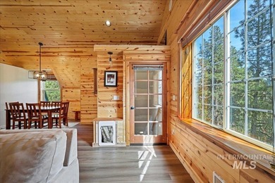MOUNTAIN LIVING AT ITS BEST! Nestled on a beautifully wooded 1 - photo 5