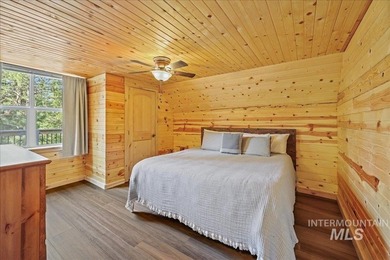 MOUNTAIN LIVING AT ITS BEST! Nestled on a beautifully wooded 1 - photo 7