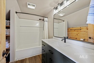 MOUNTAIN LIVING AT ITS BEST! Nestled on a beautifully wooded 1 - photo 8