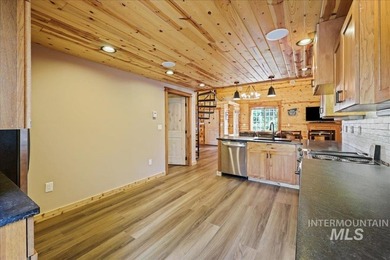 MOUNTAIN LIVING AT ITS BEST! Nestled on a beautifully wooded 1 - photo 10