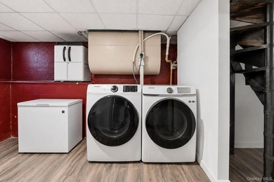 Opportunity Knocks in Mastic Beach! Situated on a spacious - photo 14