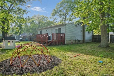 Opportunity Knocks in Mastic Beach! Situated on a spacious - photo 18