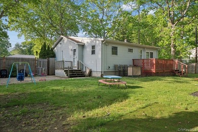 Opportunity Knocks in Mastic Beach! Situated on a spacious - photo 19