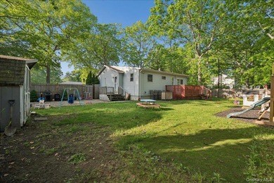Opportunity Knocks in Mastic Beach! Situated on a spacious - photo 20
