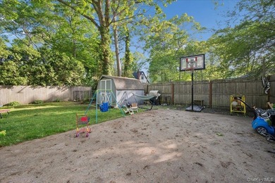 Opportunity Knocks in Mastic Beach! Situated on a spacious - photo 21