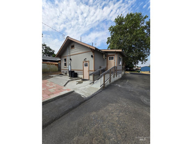 Beautifully reimagined, this craftsman-style bungalow at 411 - photo 2