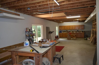 Welcome home to this beautifully maintained, one-owner residence - photo 31