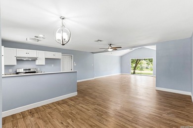 This charming 3 bed 2 bath with high ceilings offers a spacious - photo 6