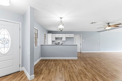 This charming 3 bed 2 bath with high ceilings offers a spacious - photo 7