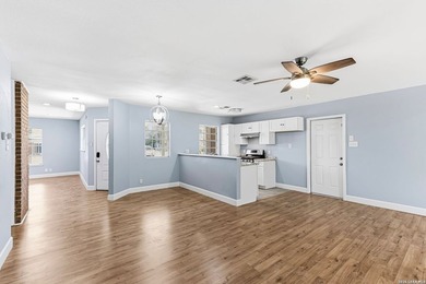 This charming 3 bed 2 bath with high ceilings offers a spacious - photo 8