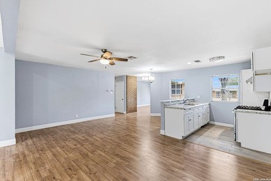 This charming 3 bed 2 bath with high ceilings offers a spacious - photo 9