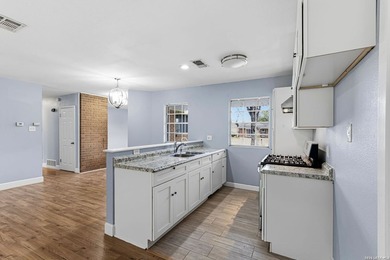 This charming 3 bed 2 bath with high ceilings offers a spacious - photo 10