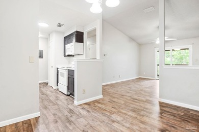Beautiful, renovated 2 bedroom, 2 bath condo with a balcony! - photo 12
