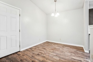 Beautiful, renovated 2 bedroom, 2 bath condo with a balcony! - photo 14