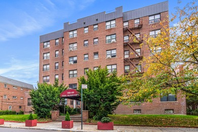 *Welcome to this spacious 2nd-floor Studio apartment , a true - photo 2