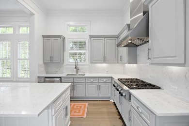 This lakefront Low Country Cottage is designed for comfort and - photo 18