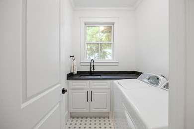 This lakefront Low Country Cottage is designed for comfort and - photo 21
