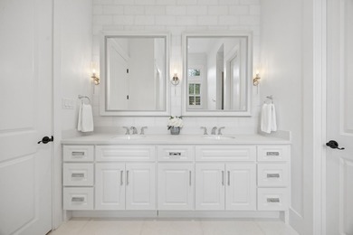 This lakefront Low Country Cottage is designed for comfort and - photo 23