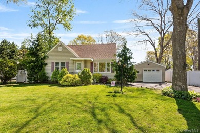 Beautifully maintained expanded Cape in Bay Shore offering 4 - photo 2