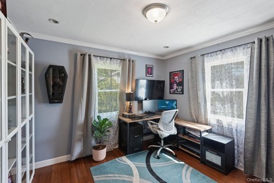 Beautifully maintained expanded Cape in Bay Shore offering 4 - photo 10