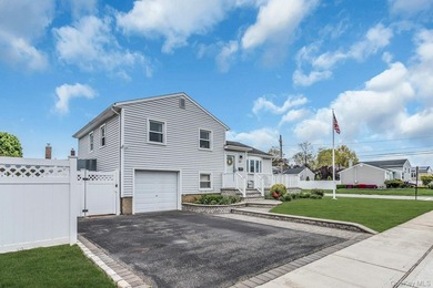 Welcome to this beautifully maintained home in the heart of - photo 1