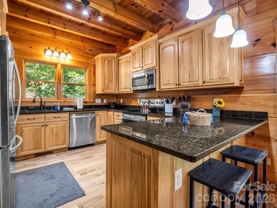 Stunning log cabin in Riverbend at Lake Lure offers mountain - photo 9