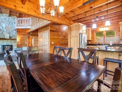 Stunning log cabin in Riverbend at Lake Lure offers mountain - photo 10