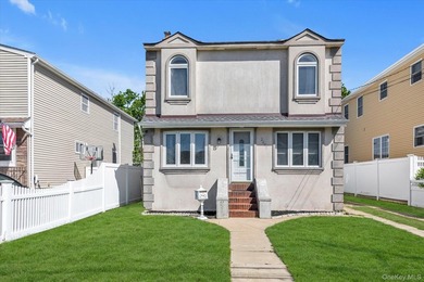 Great opportunity to purchase a 3 BR, 2 full bath Colonial in S - photo 1
