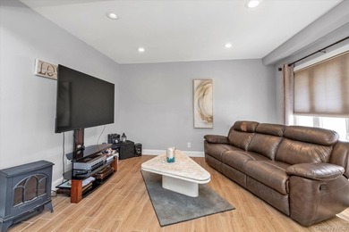 Great opportunity to purchase a 3 BR, 2 full bath Colonial in S - photo 5