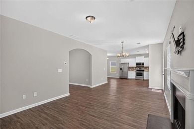 Move-in ready 4 bedroom 2 1/2 bath in Lakeside just in time for - photo 9