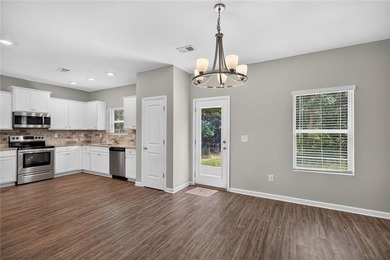 Move-in ready 4 bedroom 2 1/2 bath in Lakeside just in time for - photo 10