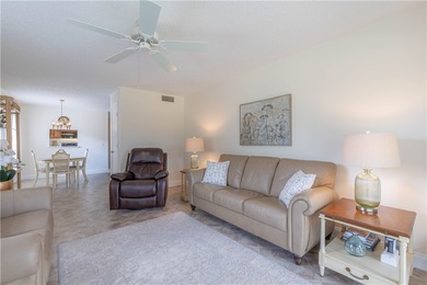 Beautifully maintained private corner unit w/gorgeous views of - photo 4